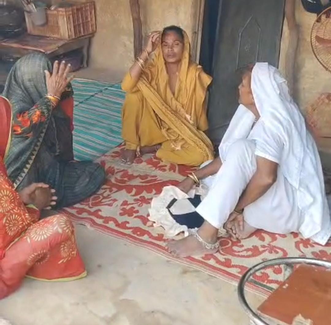 फोटो - 10 घर में रोते बिलखते परिजन।