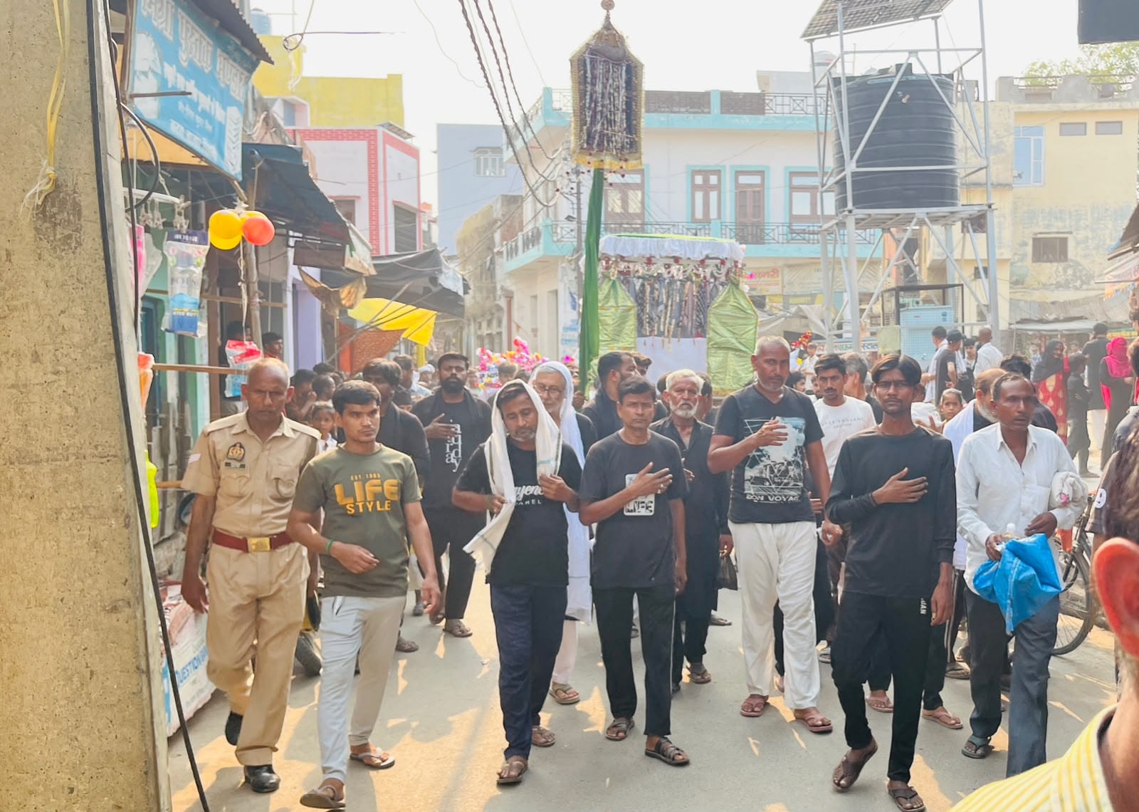 फोटो 17: दसवीं मुहर्रम पर पिहानी में ताजिया और ताबूत का जुलूस निकालते शिया। संवाद