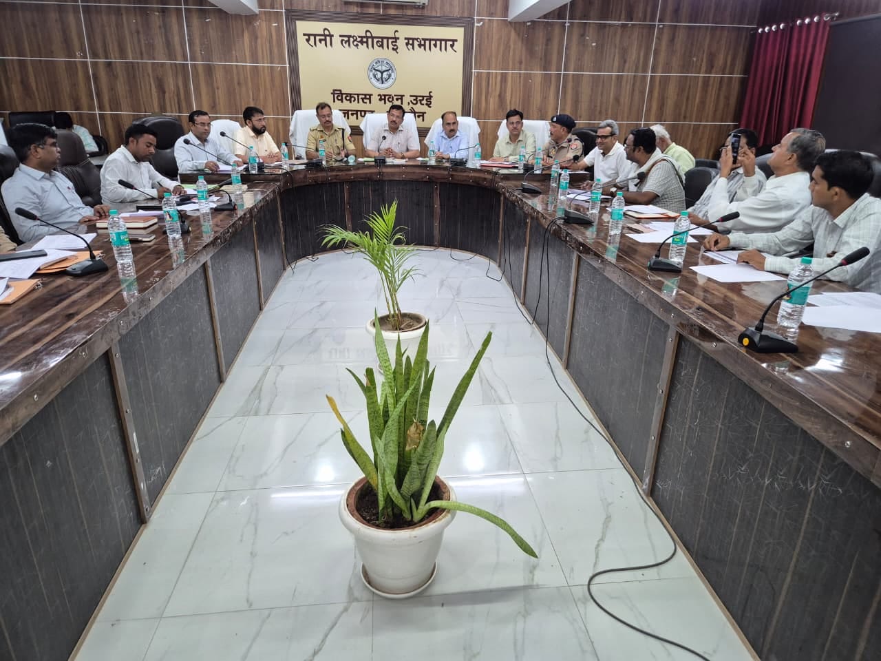 फोटो - 18 उद्योग बंधु की बैठक में मौजूद अधिकारी व व्यापारी। संवाद