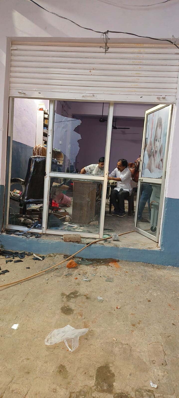 फोटो 20::::क्लीनिक में तोड़फोड़ के बाद बिखरा कांच। संवाद