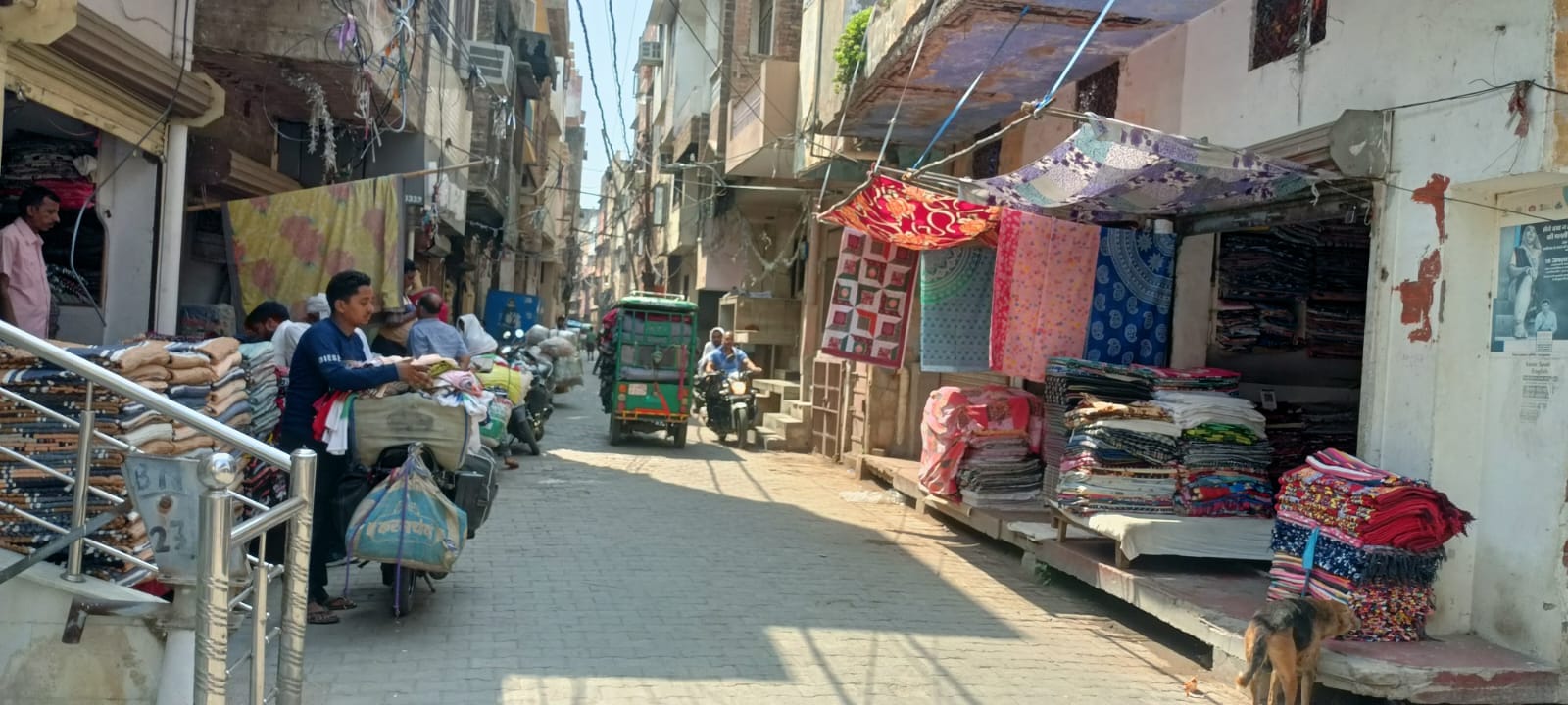 फोटो-25 सधवाड़ा की संकरी गली में खड़ी इमारतें। संवाद