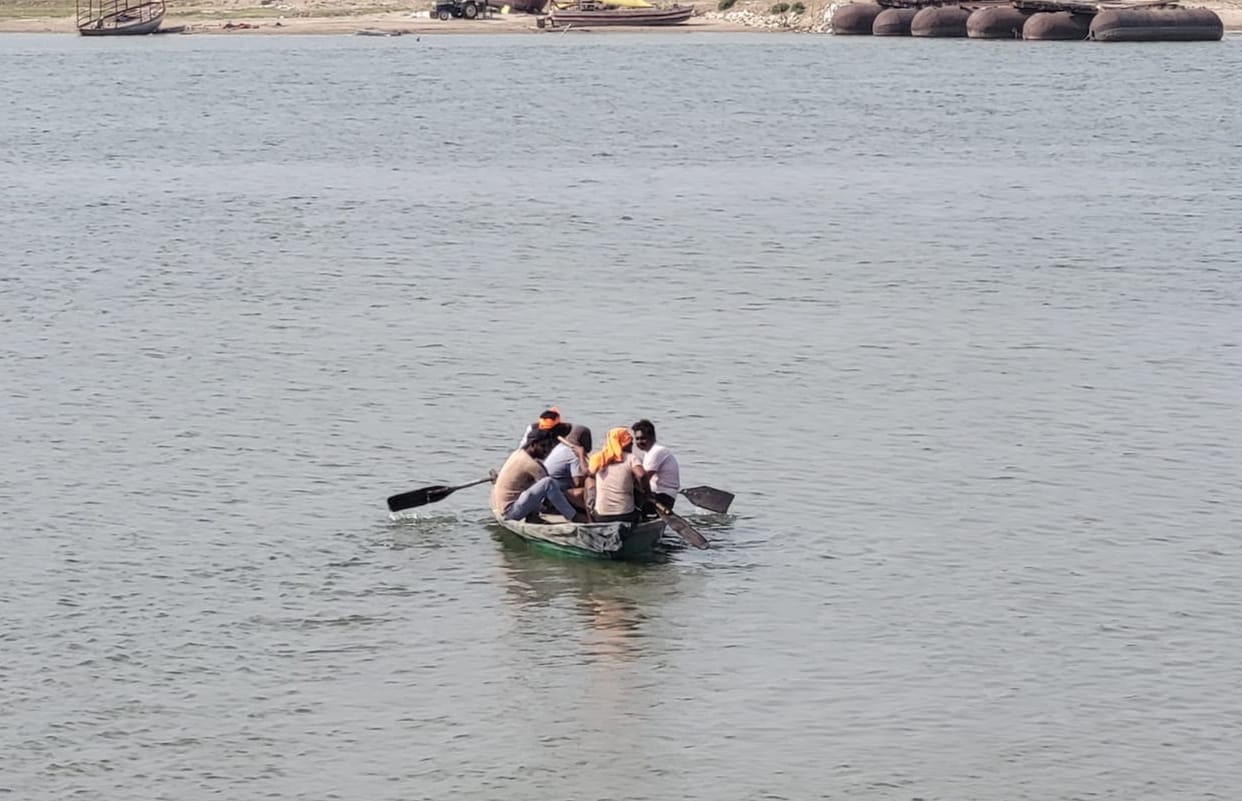 Boatmen ferrying passengers across the Yamuna at Adhaval Ghat.
