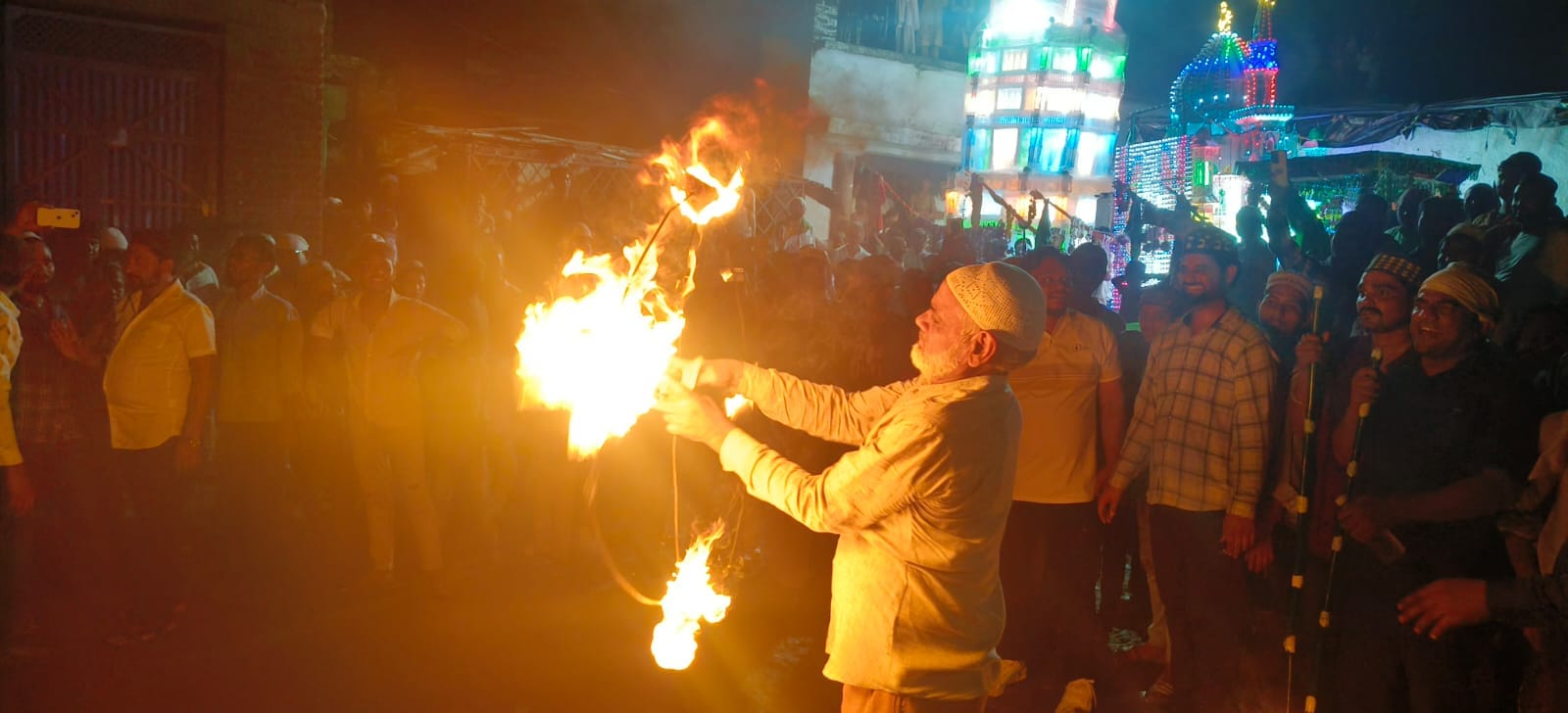 फोटो -32 मुहम्मदाबाद में मुहर्रम की नौवीं रात निकले ताजिया जुलूस में करतब दिखाते अखाड़े के युवा