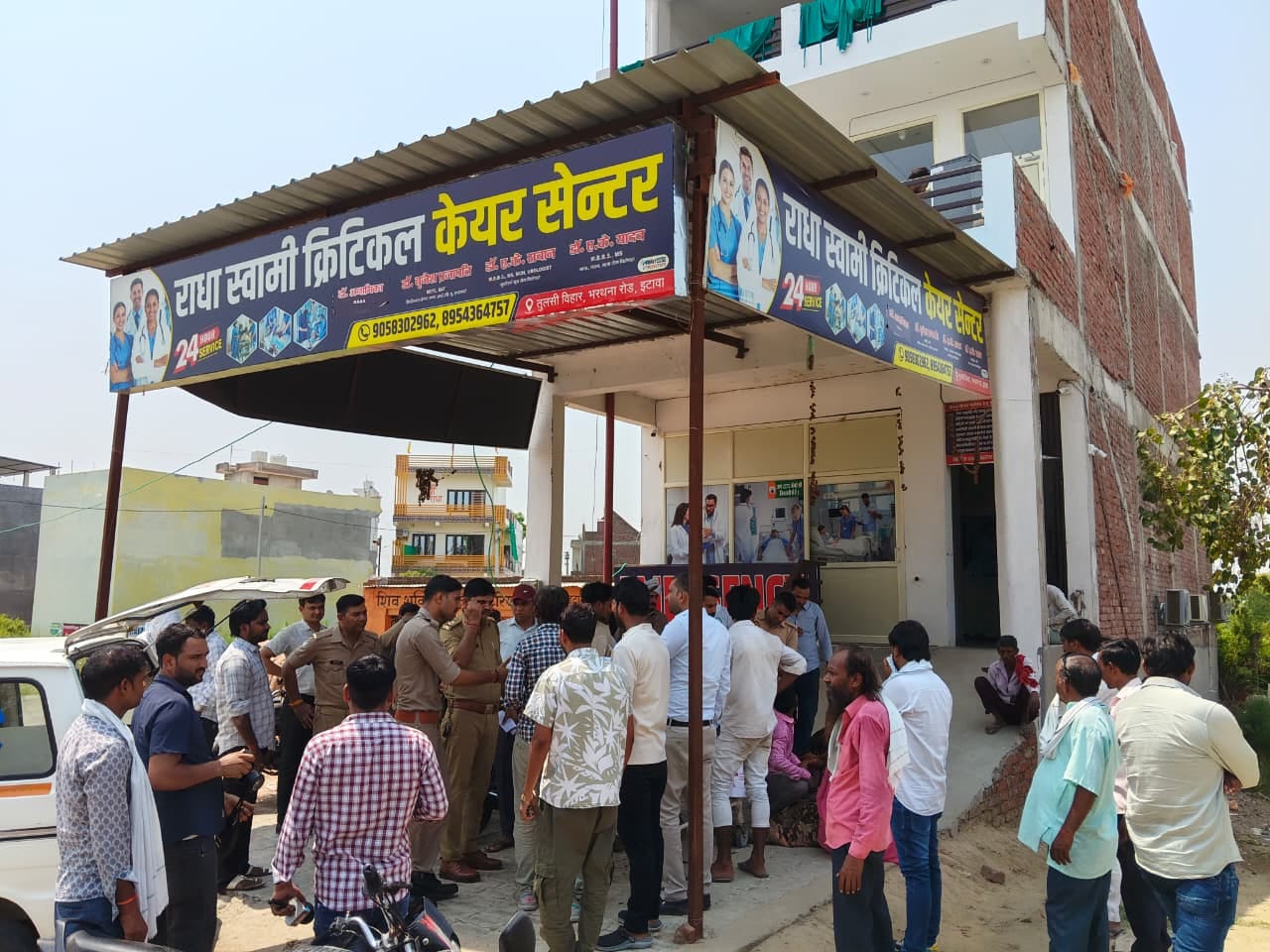 फोटो 34::::अस्पताल के बाहर परिजनों को समझाती पुलिस। संवाद