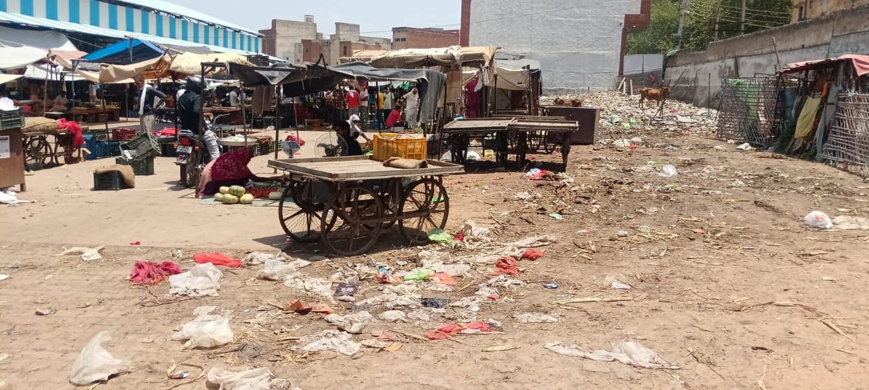 Heaps of filth at the vegetable market; traders distressed by the stench and inconvenience.