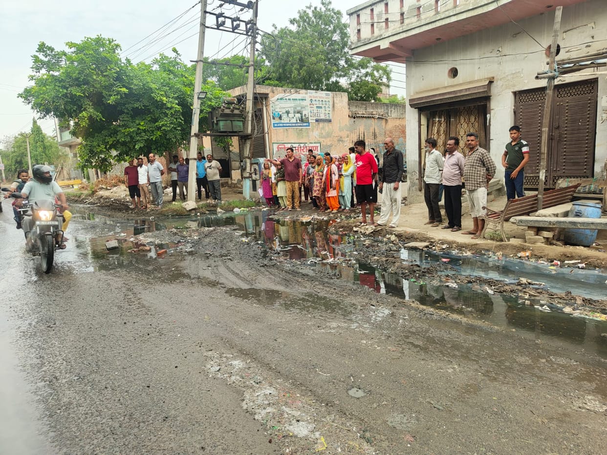 Contaminated water flows onto the road in Sabouli's Ambedkar Colony; villagers' anger erupts.
