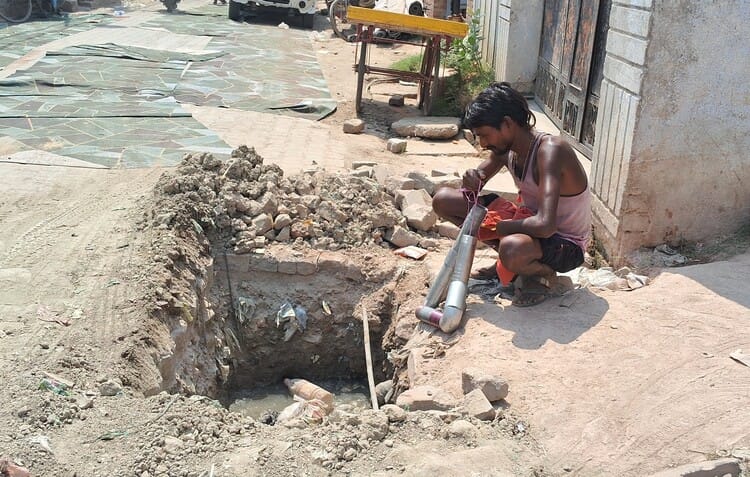 Municipal workers arrived to repair the leaking pipeline for four days