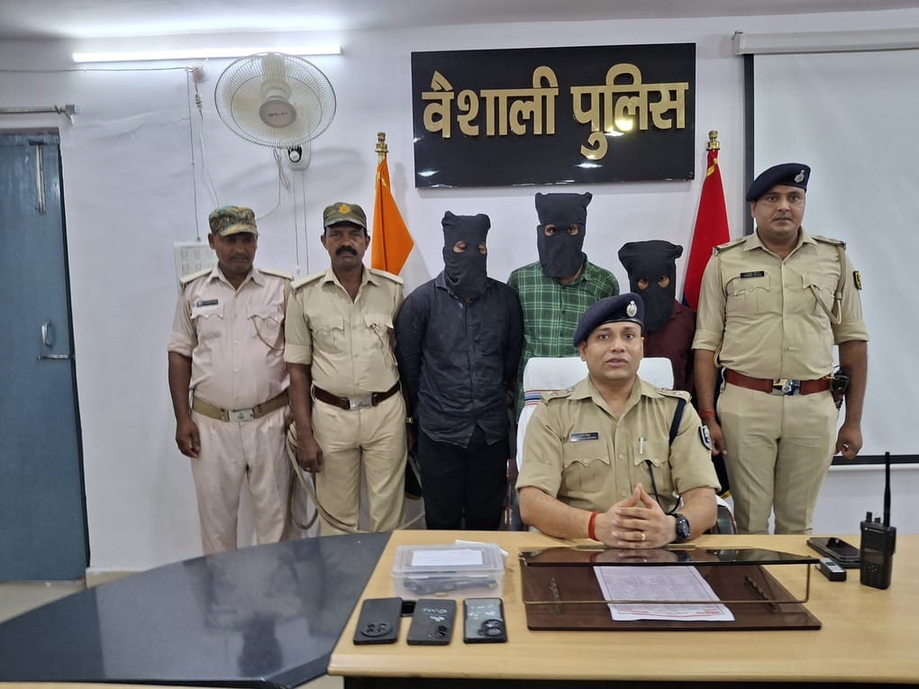 गिरफ्तार आरोपी के साथ वैशाली SP