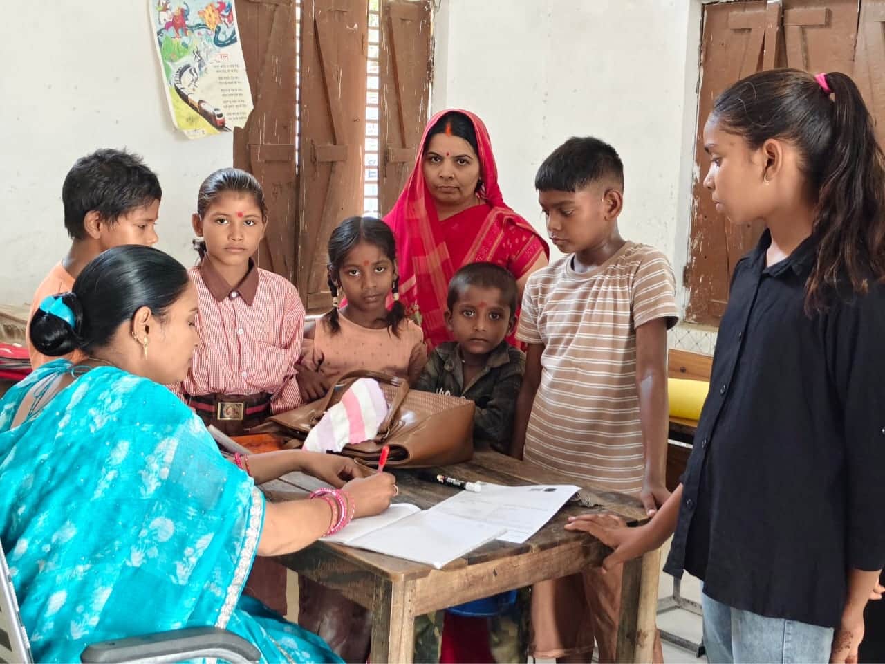 गर्मी की छुट्टियों के बाद खुले प्राथमिक विद्यालय फतनपुर में  विद्यालय में पहले दिन पहुंचे बच्चे