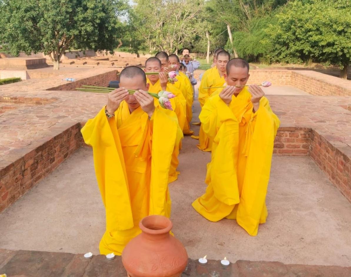 गंध कुटी में परिक्रमा करते बौद्ध अनुयायी।