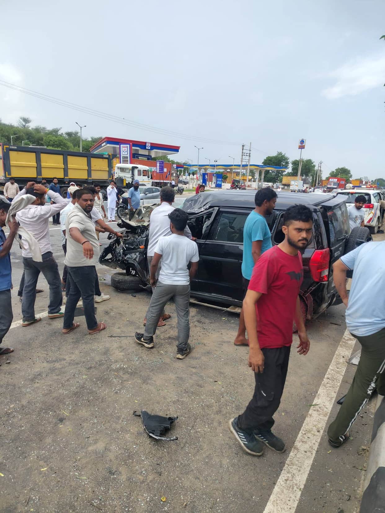A Bolero carrying pilgrims returning from Khatu Shyam crashed into a trolley after breaking through the road divider.