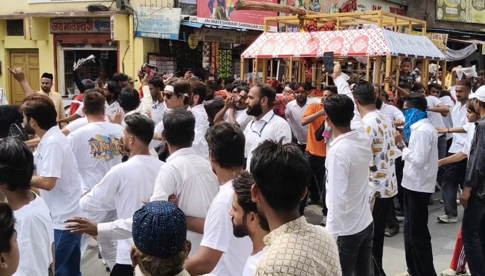हजरत हमाम हुसैन की याद मे लेक सिटी मे ताजिये देखने उमड़ी भारी भीड़