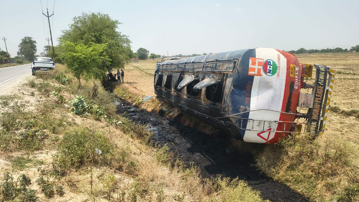 Tanker carrying black oil overturns; driver has a narrow escape.