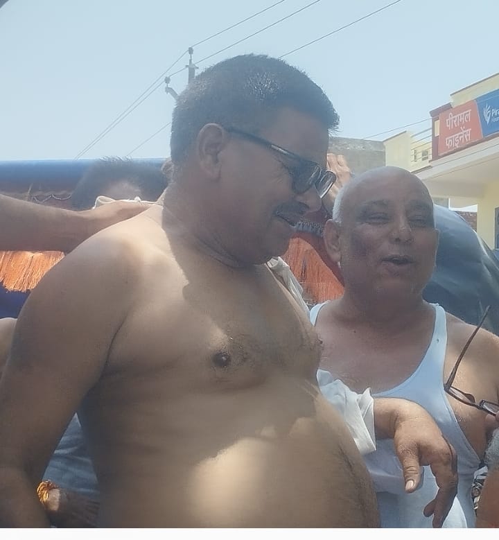 Advocates staged a semi-nude protest against e-registry, shouted slogans in front of the tehsil and submitted a memorandum to the SDM on the road.
