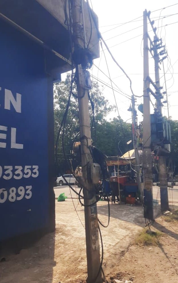 Power lines hanging in the market; people fear an accident