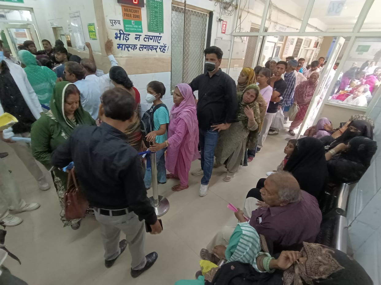 Hospital closed in the afternoon; patients left wandering in search of treatment.