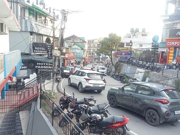 जिला मुख्यालय धर्मशाला के तहत आते कोतवाली बाजार सड़क मार्ग में शाम के समय लगा वाहनों का लंबा जा