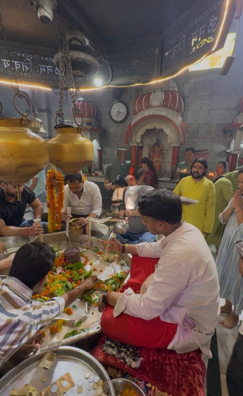 On Nirjala Ekadashi, Lord Shiva was anointed with sugarcane juice, Thakur ji was offered sherbet, and cheers continued to echo.