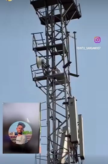 When girlfriend refused to marry him, young man climbed the tower, came down after 2.5 hours