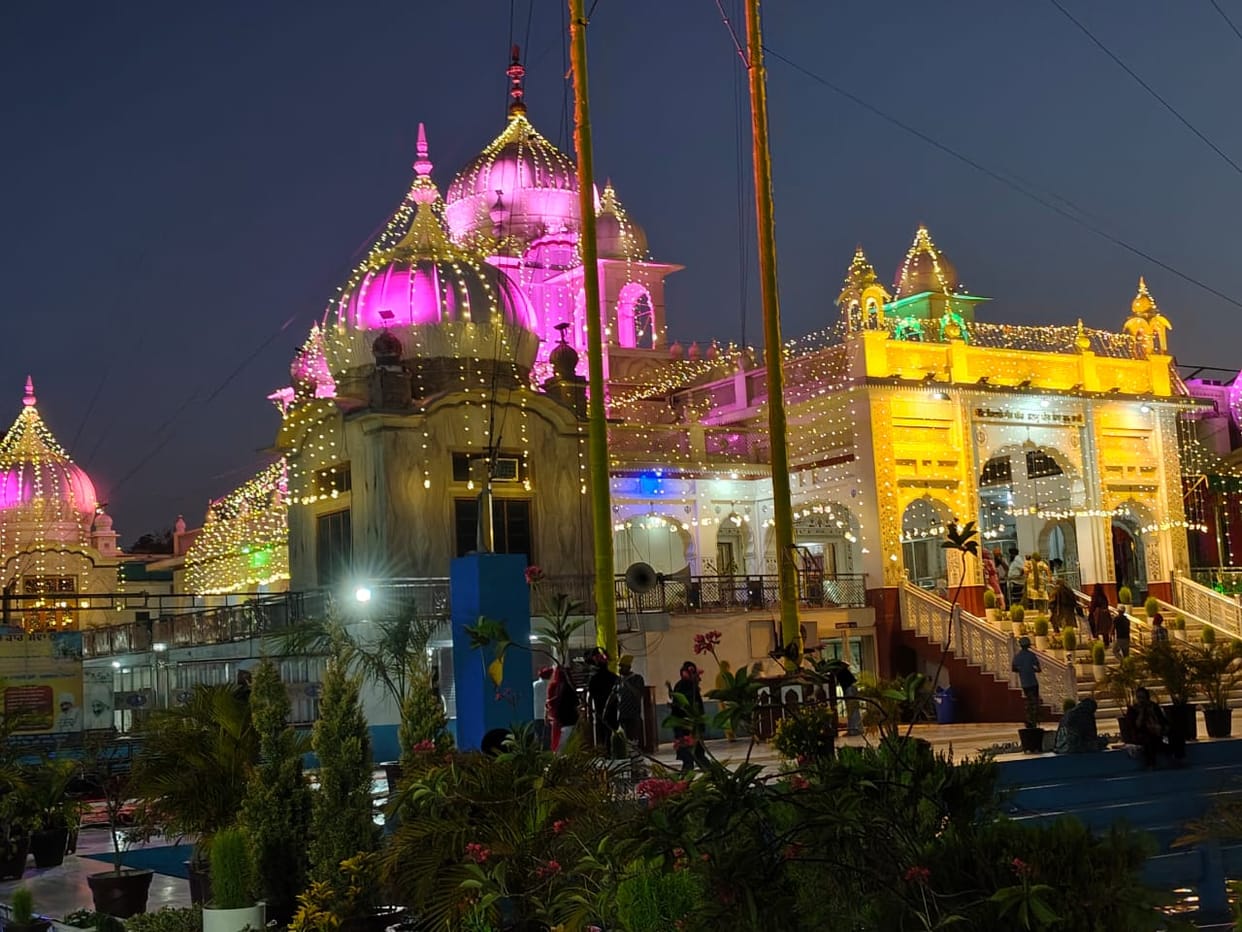 The congregation that arrived on the second day of the Prakash Utsav paid obeisance.
