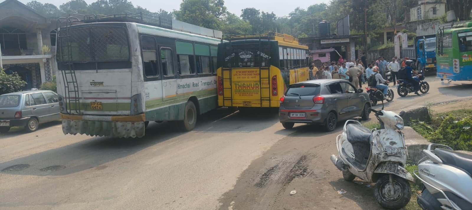 कुठेड़ा में निजी-सरकारी बस में टक्कर। स्रोत : जागरूक पाठक