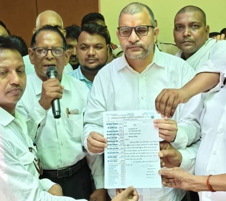 Advocates and deed writers rally against e-registry.
