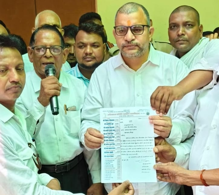 Advocates and deed writers rally against e-registry.