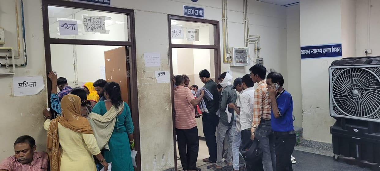 300 patients treated for stomach pain and diarrhea; one teenage girl dies.