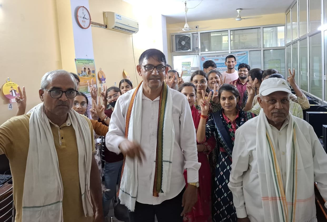 The youth demanded the announcement of a national employment policy.