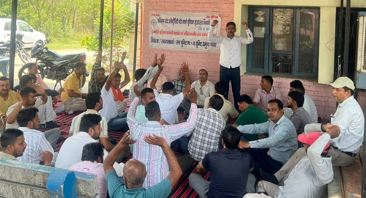 Electricity workers protested against privatization
