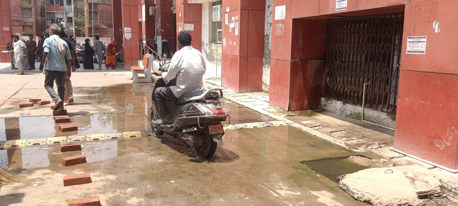 महिला अस्पताल परिसर में भरा गंदा पानी। संवाद