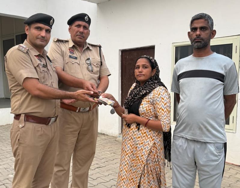 A woman's lost gold mangalsutra and a purse filled with cash were returned at Chulkana Dham.