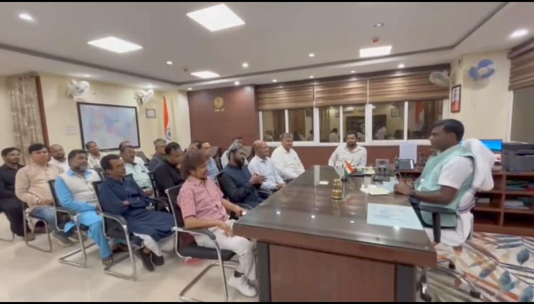 मुहर्रम कमेटी सदस्यों के साथ बैठक करते डीसी