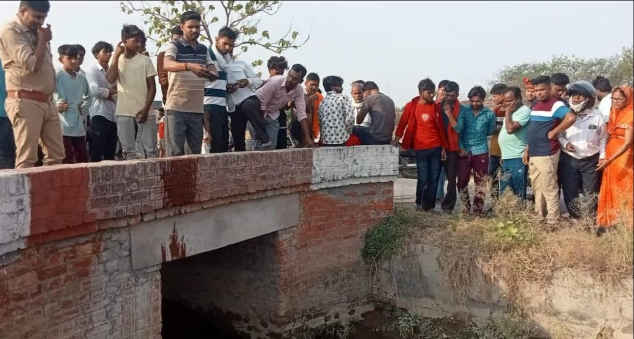 Painter murdered by having his throat slit; body dumped in Gauri Minor canal.