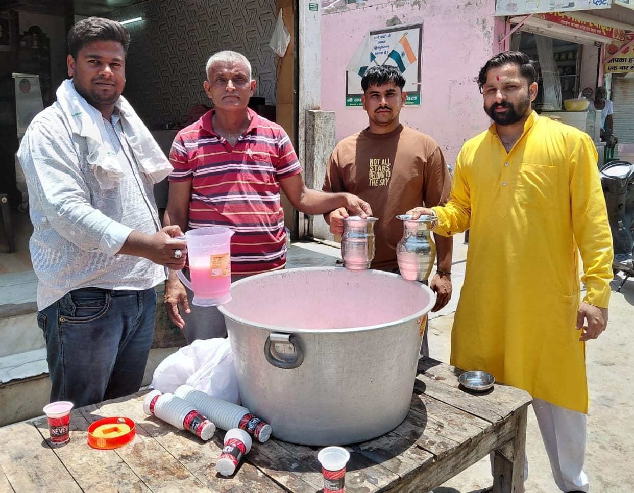 Gave the message of public service by setting up a stall of cold sweet water