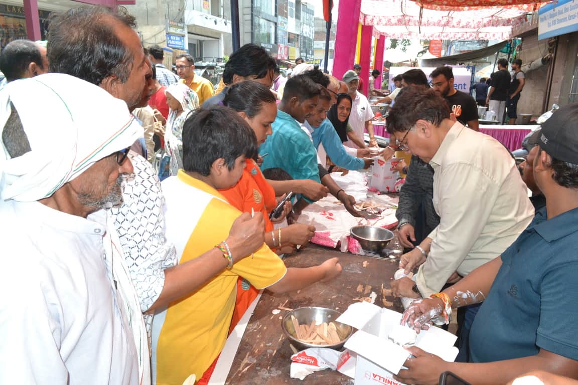 निर्जला एकादशी पर छबील लगाकर कमाया पुण्य
