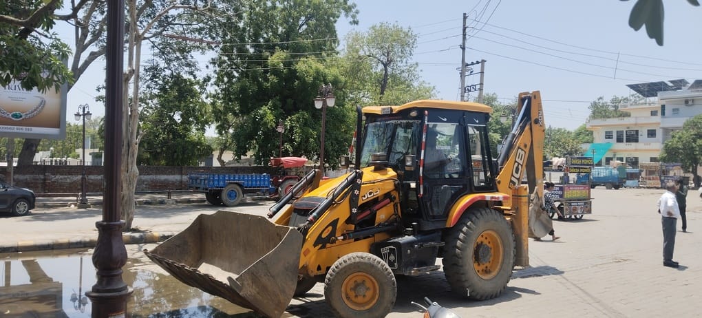 Illegal street vendor carts removed from PLA parking area; drive lasted three hours.