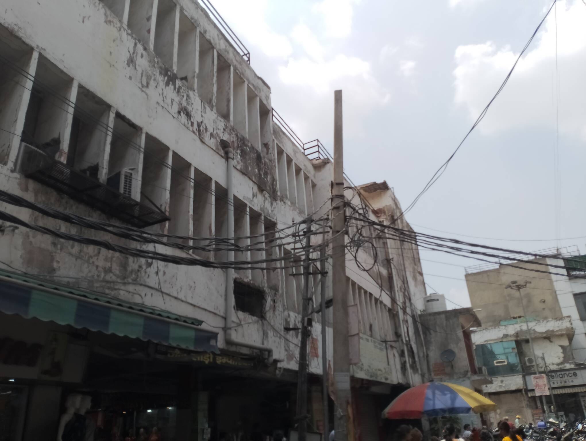 पालिका बाजार नगर निगम कार्यालय के पास खंभे पर बने तारों के जाल। संवाद