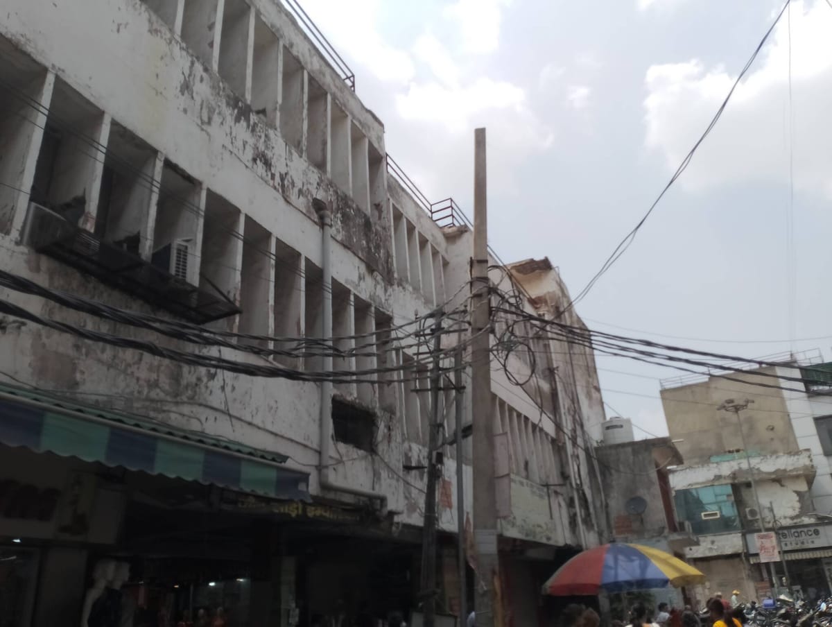 Panipat News: तारों के मकड़जाल में उलझी मुख्य बाजारों की सुरक्षा व्यवस्था