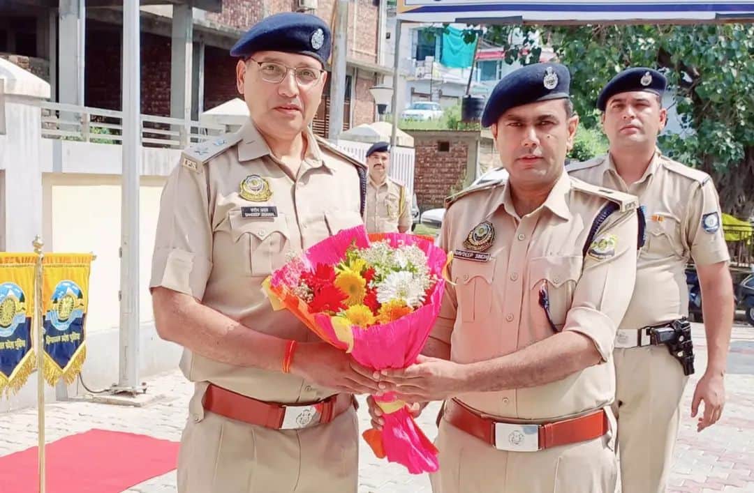 पुलिस जिला देहरा के नए एसपी संदीव धवल का स्वागत करते हुए एएसपी नवदीप सिंह।स्रोत : पुलिस विभाग