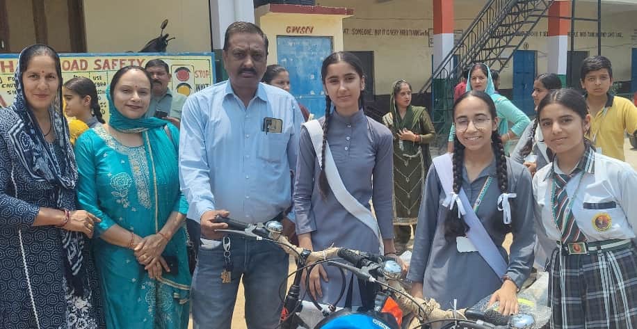 पट्टा स्कूल में  साइकिल वितरण समारोह के दौरान छात्राएं अभिभावकों के साथ। स्रोत संस्थान