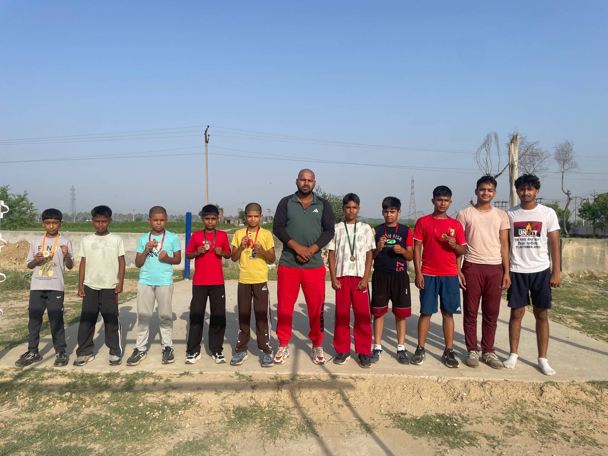 पदक विजेता खिलाड़ियों के साथ कोच विवेक। कोच