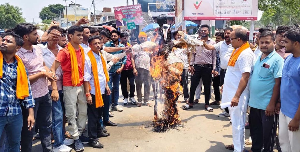Hindu Yuva Sangathan burns Swami Prasad Maurya's effigy in Puwayan.