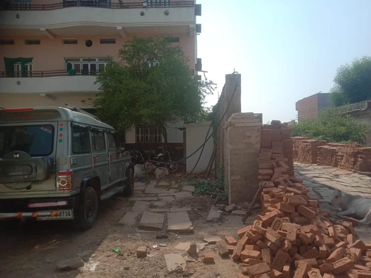 Police halted work near the Raja Vijaypur Kothi.