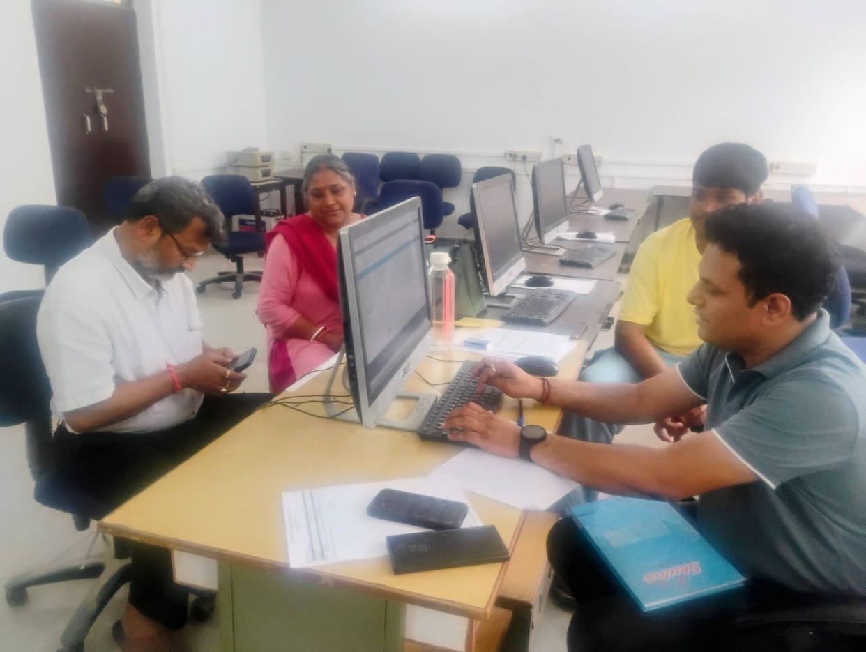 Which trade offers better employment prospects? Parents are seeking information at the help desk.Which trade offers better employment prospects? Parents are seeking information at the help desk.