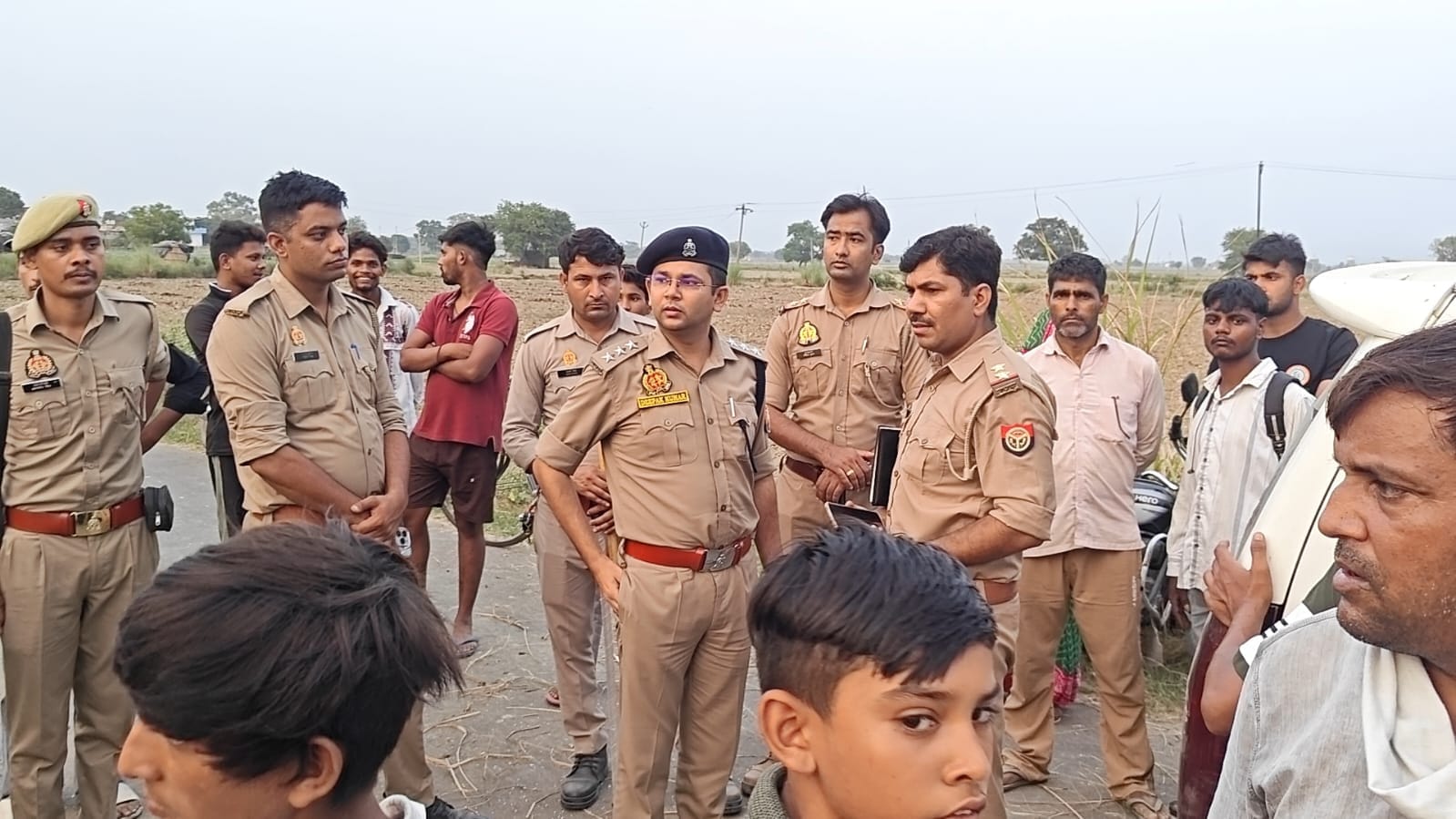 सिकंदराबाद आरोपियों द्वारा तोड़फोड़ की हुई कार को देखते लोग वह घटनास्थल पर मौके पर पड़े खड़े को