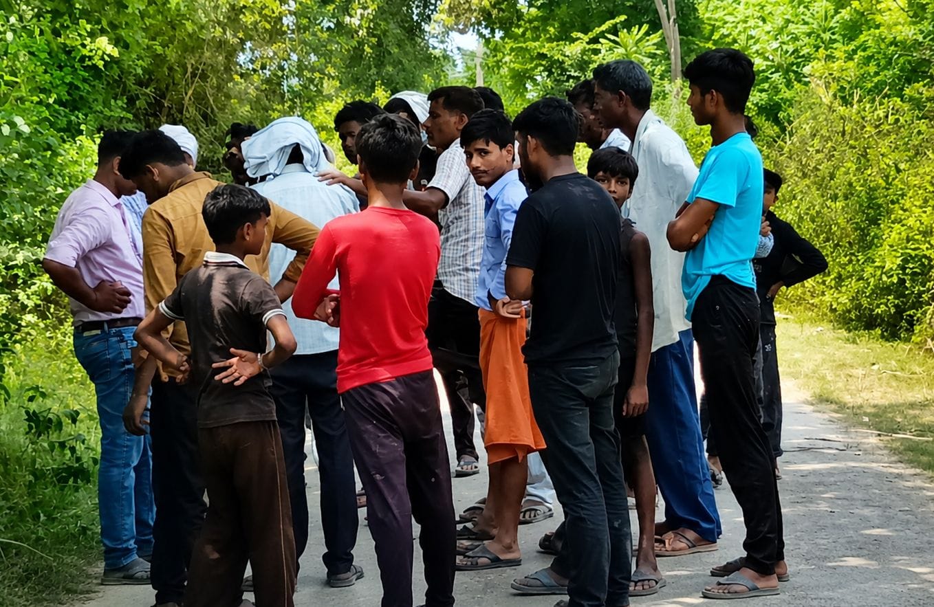 संदना क्षेत्र में जंगली जानवर के हमले के बाद मौके पर जमा ग्रामीण। संवाद