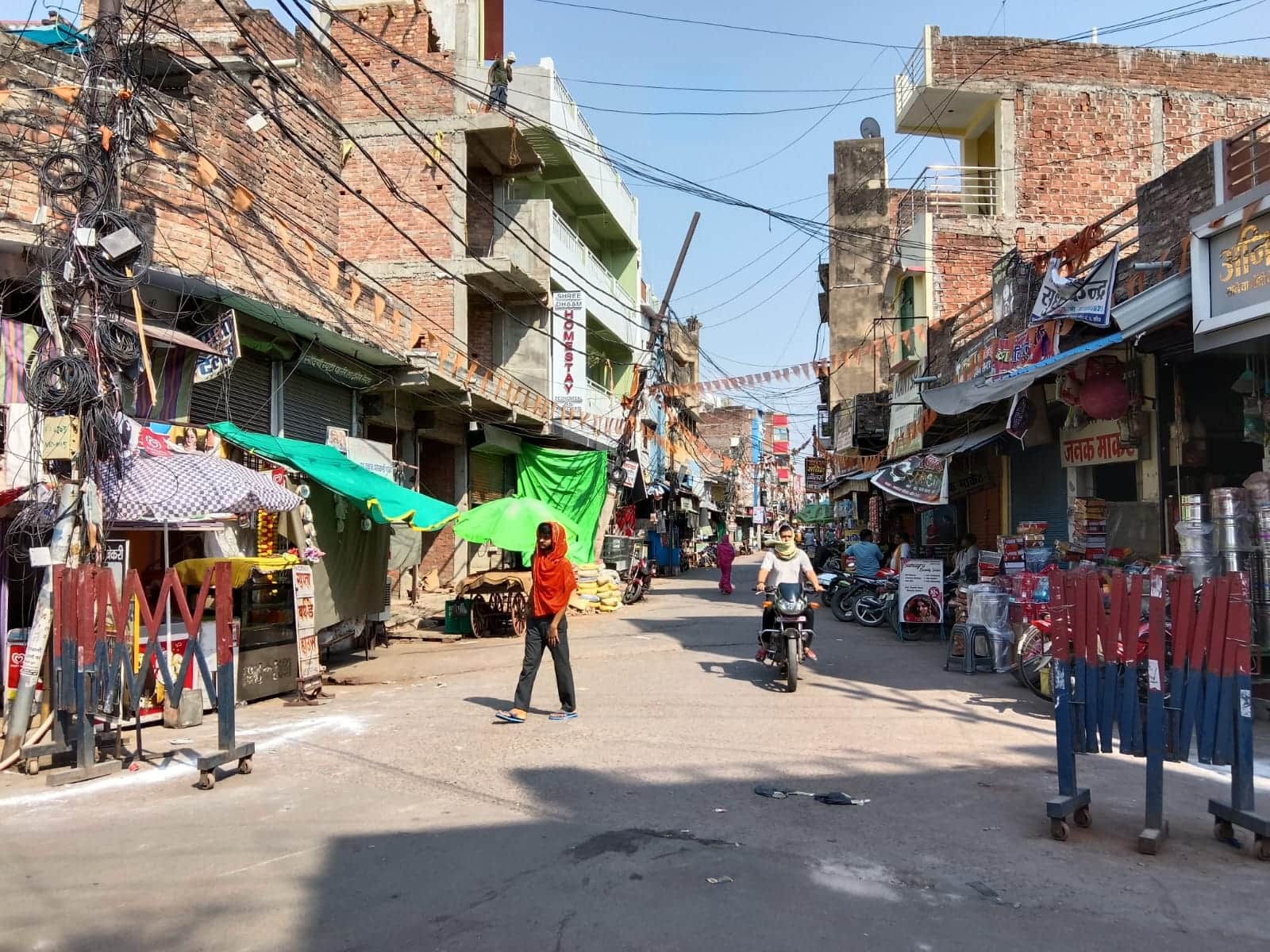 शहर के बलखंडीनाका से मुख्य बाजार जाने वाली सड़क में दोपहर दो बजे सन्नाटा। संवाद