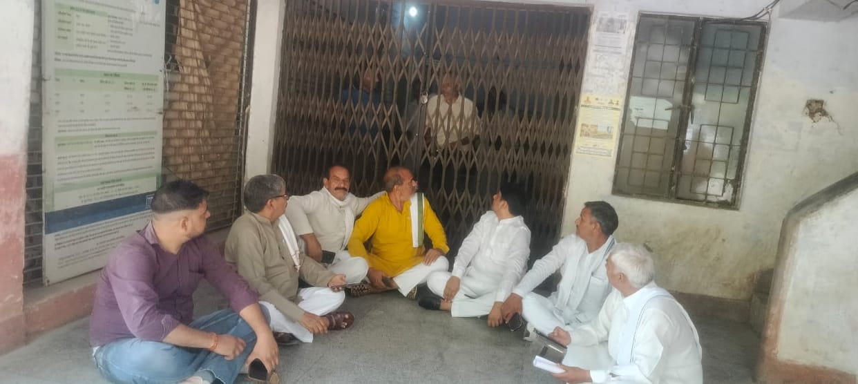Angry farmers locked the Agriculture Department office.