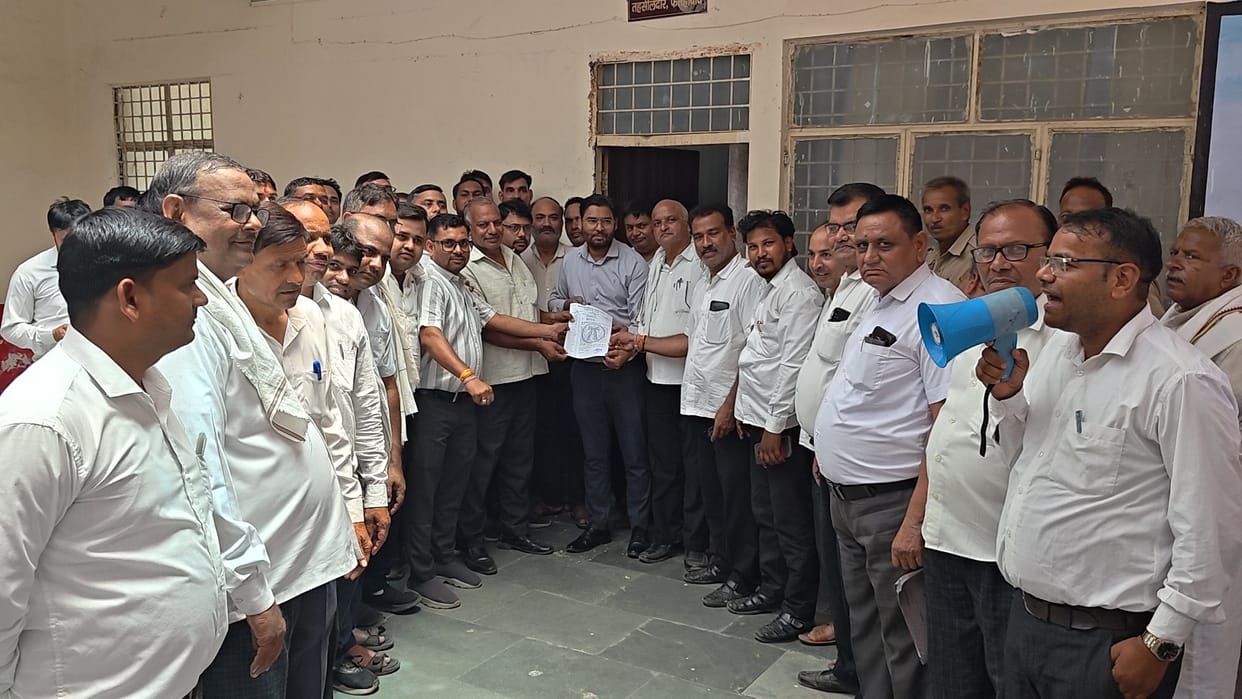 Advocates submitted a memorandum to the Chief Minister in protest against e-registry.